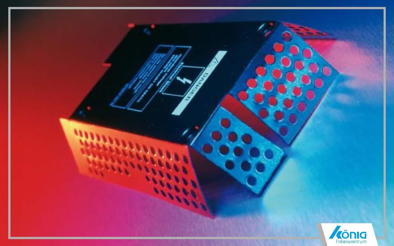 Ein Bild eines schwarzen elektrischen Bauteils, das als Berührungsschutz dient.