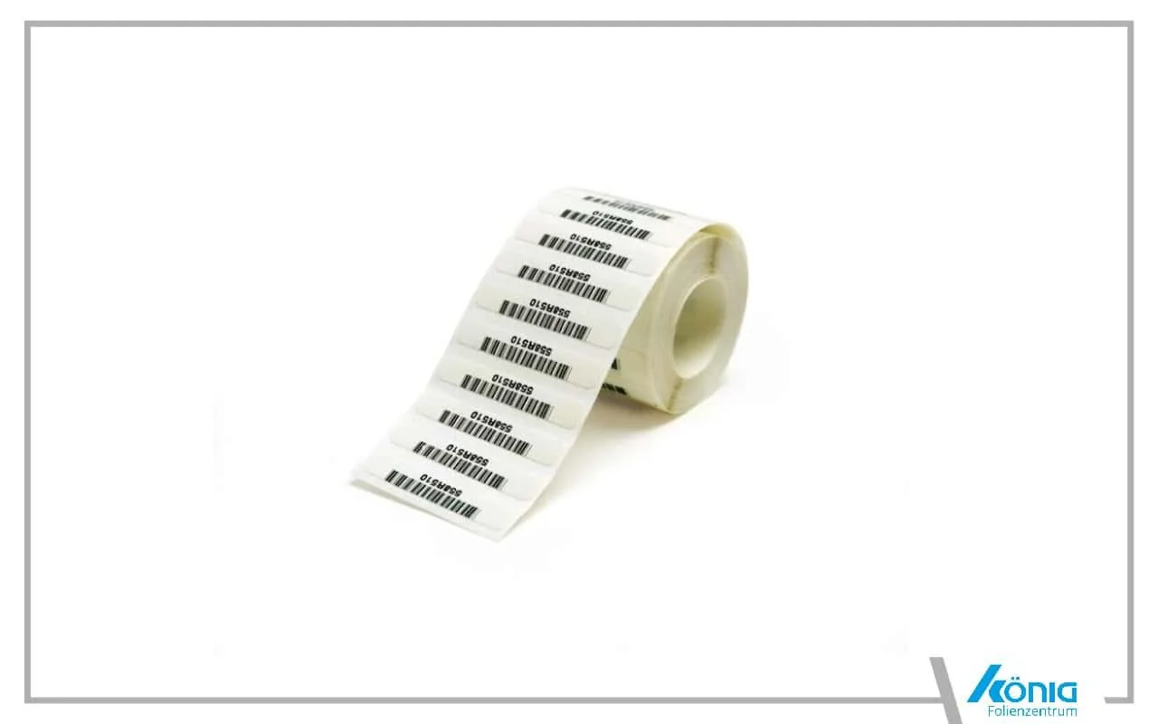 Ein Beispielbild mit einer Rolle selbstklebender Folienetiketten, auf denen Barcodes aufgedruckt sind.